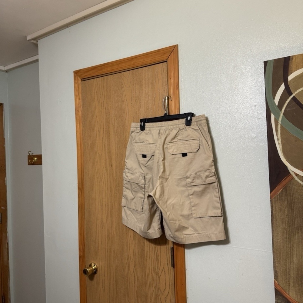 H&M Medium Solid Beige Pull-On Relaxed Fit Cargo Shorts w/Drawstring Closure - Picture 2 of 6